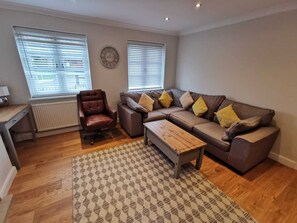 Deluxe Townhome | Living area | 47-inch Smart TV with digital channels, TV, Netflix - Coachmans Cottage (Banbury)