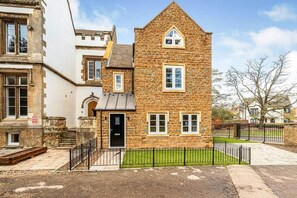 Front of property - Coachmans Cottage (Banbury)