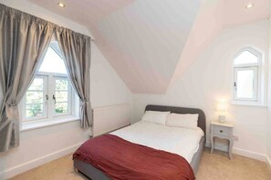 Deluxe Townhome | 4 bedrooms, iron/ironing board, free WiFi - Coachmans Cottage (Banbury)