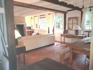 TV, peis, DVD-spiller og fotballspill