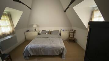 7 quartos, ferros/tåbuas de passar roupa, berço de viagem