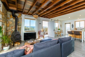 تلفزيون ذكي، مدفأة، كُتُب