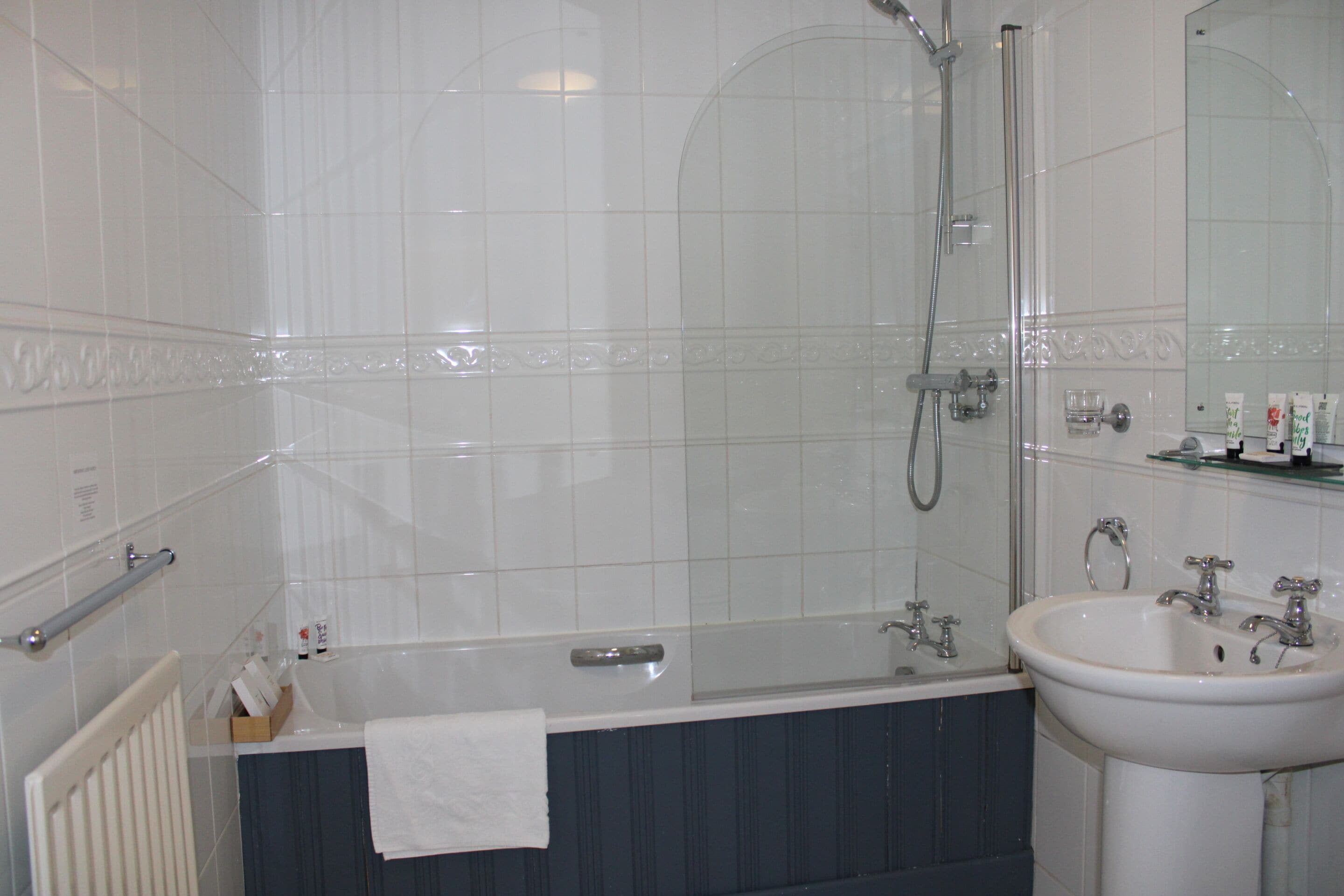 Ein Badezimmer mit Badewanne, Dusche und Waschbecken.