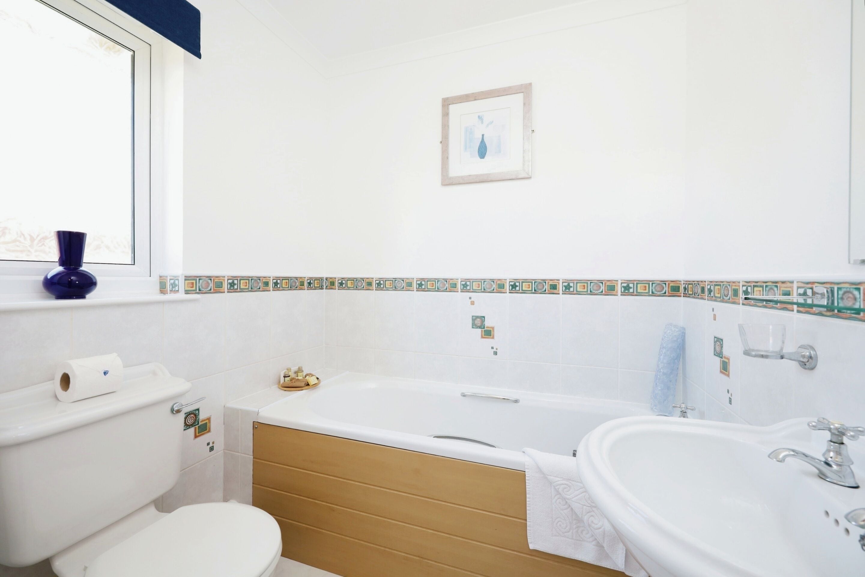 Un baño con inodoro, bañera y lavamanos.