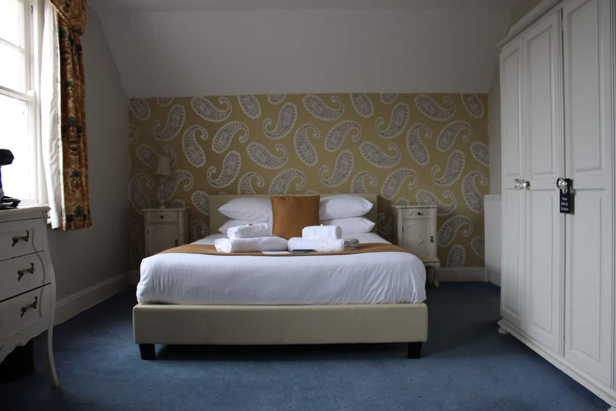 Family Suite, Ensuite | Bathroom | Free toiletries, hair dryer, towels
