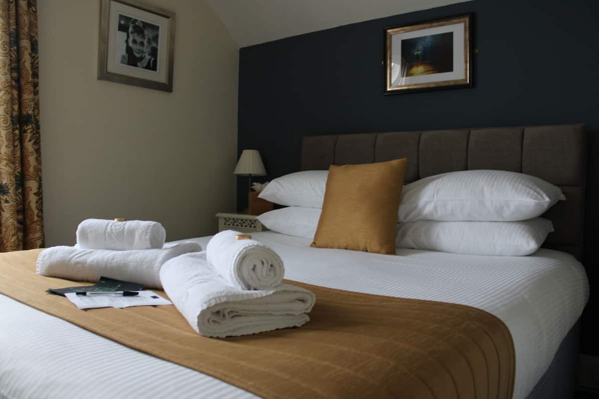 Superior Double Room, Ensuite | 1 bedroom, iron/ironing board, free WiFi, bed sheets