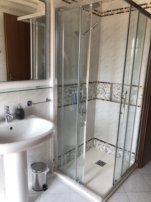 Een douche, een haardroger, een bidet, handdoeken