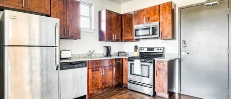 Frigorífico, microondas, horno y placa de cocina