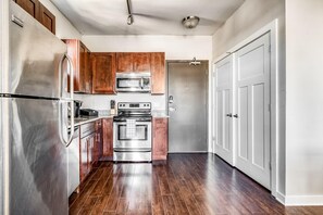 Refrigerador, microondas, horno y parrilla de estufa