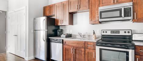 Kühlschrank, Mikrowelle, Ofen, Herdplatte