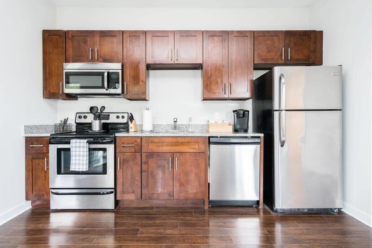 Jääkaappi, mikroaaltouuni, uuni, liesi