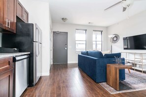 TV, offices - CozySuites Music Row Elegant 1BR with free parking! 15 (Nashville)