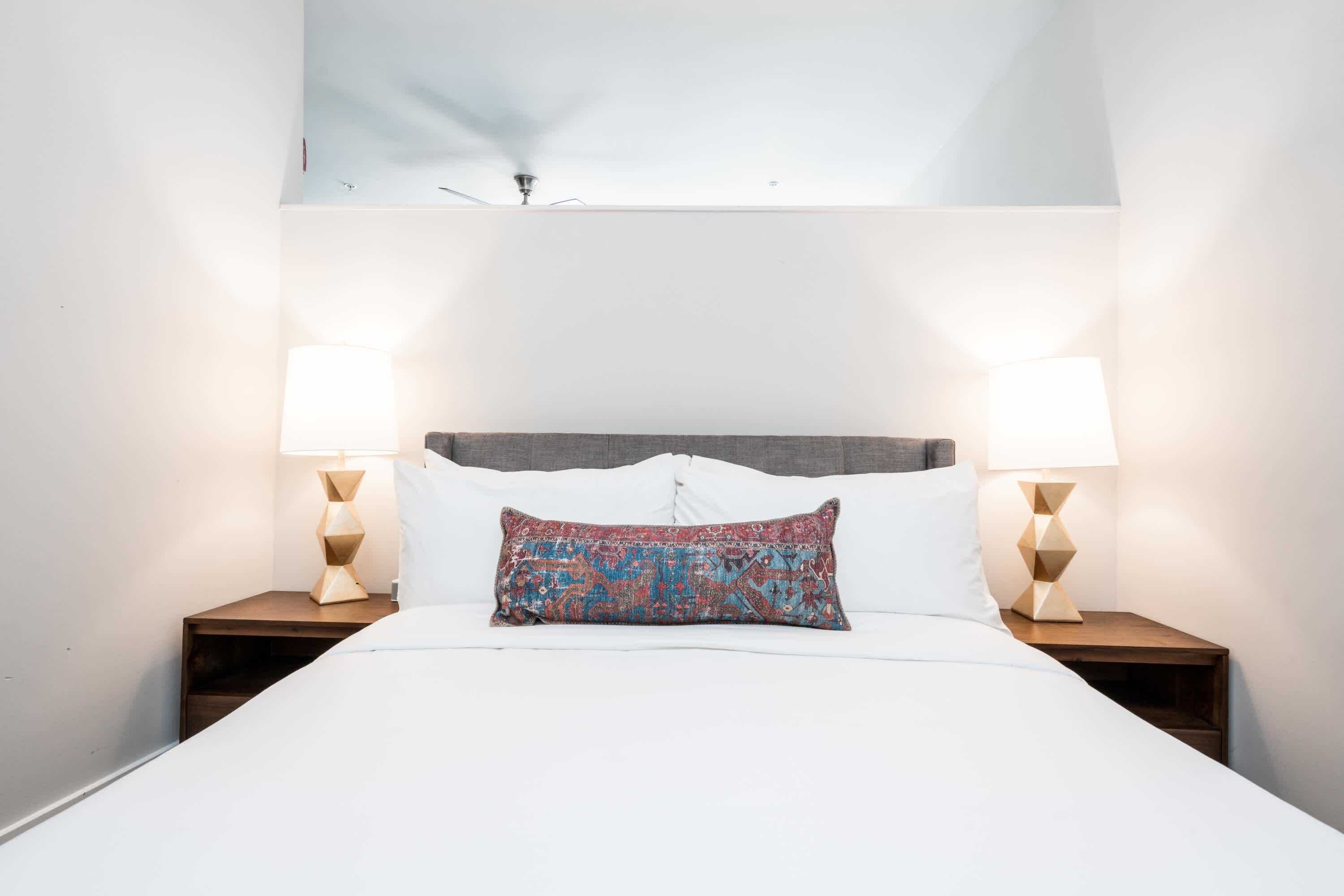 Tabla de planchar con plancha, wifi y ropa de cama 