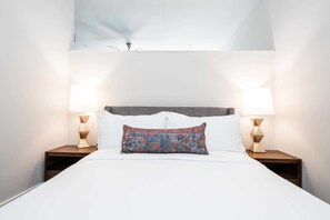 Iron/ironing board, WiFi, bed sheets, wheelchair access - CozySuites MusicRow Astonishing SDO with parking 07 (Nashville)