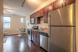 冷蔵庫、電子レンジ、オーブン、コンロ