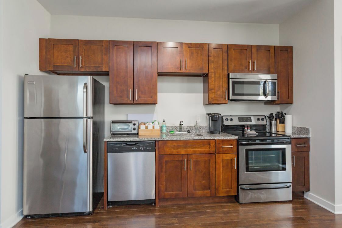 Een koelkast, een magnetron, een oven, een kookplaat