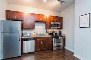 Fridge, microwave, oven, stovetop - CozySuites MusicRow Alluring 1BR w/free parking!13 (Nashville)