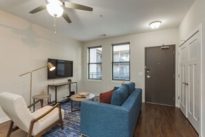 TV, offices - CozySuites MusicRow Alluring 1BR w/free parking!13 (Nashville)