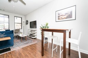 Televisión y oficina 