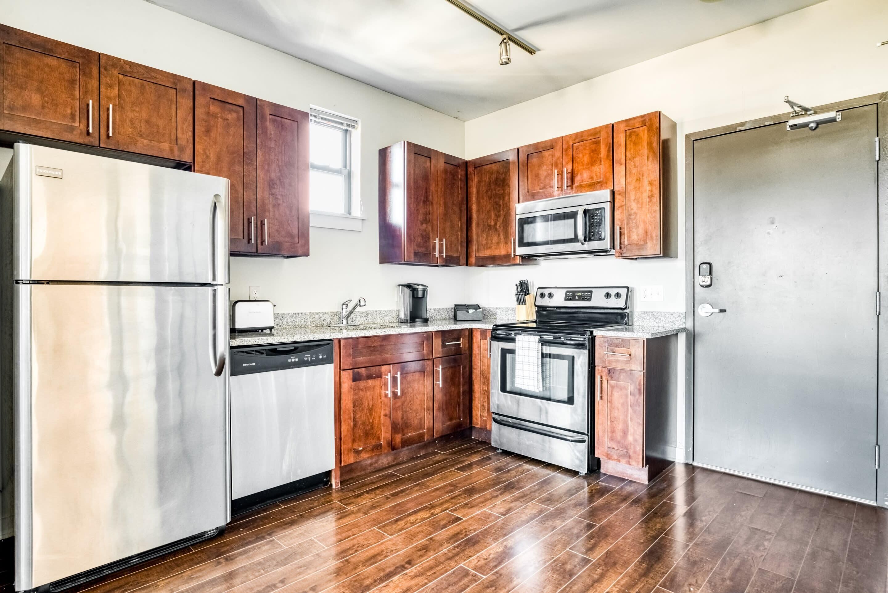 冷蔵庫、電子レンジ、オーブン、コンロ