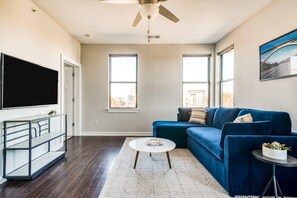 Televisión y oficina 