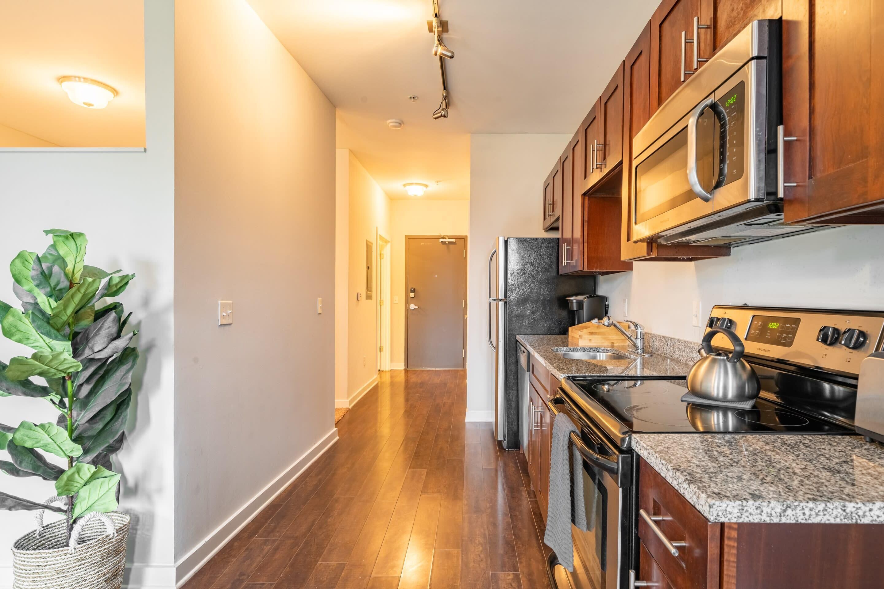 Kjøleskap, mikrobølgeovn, ovn og kokeplater