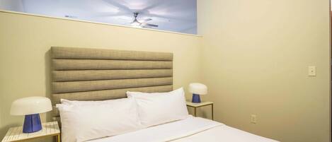 Een strijkplank/strijkijzer, wifi, beddengoed, rolstoeltoegankelijk