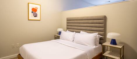 Tabla de planchar con plancha, wifi, ropa de cama