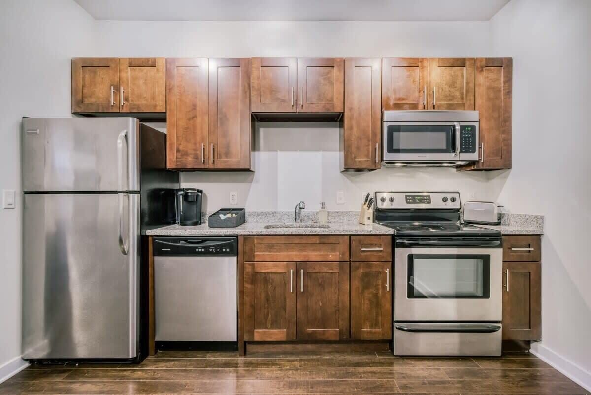 Kühlschrank, Mikrowelle, Ofen, Herdplatte