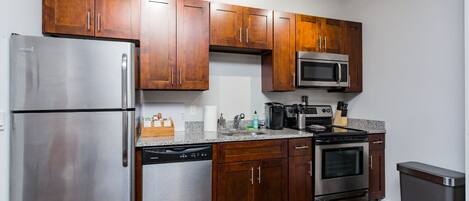 Refrigerador, microondas, horno y parrilla de estufa