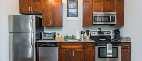 Refrigerador, microondas, horno, placa de cocina