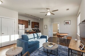 Televisión y oficina 