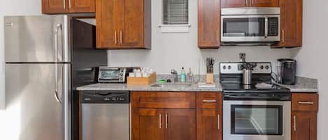 Refrigerador, microondas, horno y parrilla de estufa