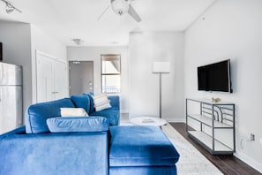 TV, offices - CozySuites Music Row Charming 1BR free parking! 34 (Nashville)