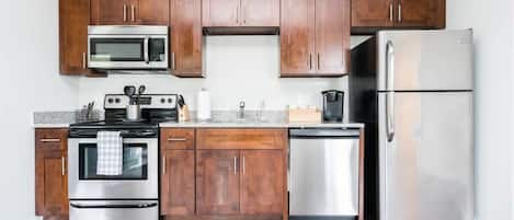 Kühlschrank, Mikrowelle, Ofen, Herdplatte