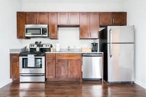 Refrigerador, microondas, horno y parrilla de estufa 
