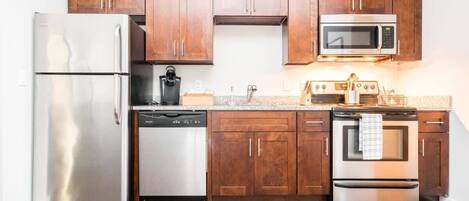 Een koelkast, een microgolfoven, een oven, een kookplaat