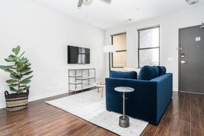 Een televisie en een kantoor