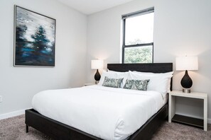 1 slaapkamer, een strijkplank/strijkijzer, wifi, beddengoed