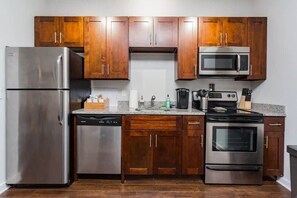 冷蔵庫、電子レンジ、オーブン、コンロ