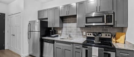 Een koelkast, een microgolfoven, een oven, een kookplaat