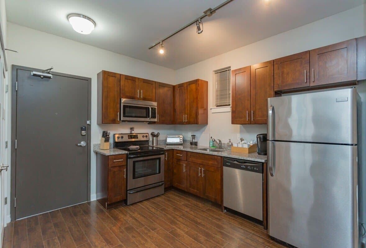 Een koelkast, een magnetron, een oven, een kookplaat