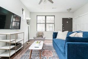 Televisión y oficina 