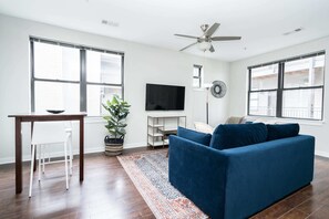 Televisión y oficina 