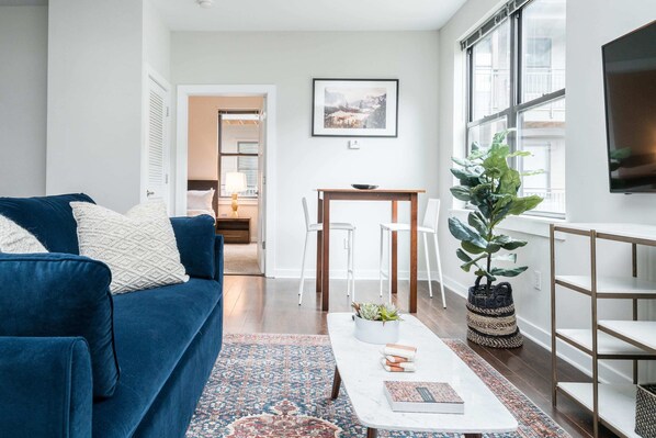 Televisión y oficina 