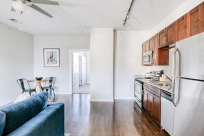 Fridge, microwave, oven, stovetop - CozySuites Music Row Modern 1BR with free parking! 47 (Nashville)