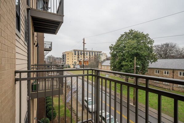 Property grounds - CozySuites MusicRow Astonishing Studio free parking 53 (Nashville)