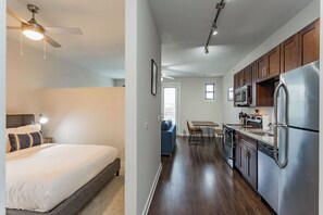 Iron/ironing board, WiFi, bed sheets, wheelchair access - CozySuites MusicRow Astonishing Studio free parking 53 (Nashville)