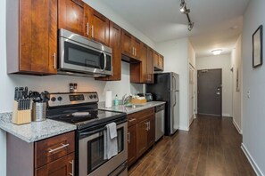 Fridge, microwave, oven, stovetop - CozySuites MusicRow Astonishing Studio free parking 53 (Nashville)