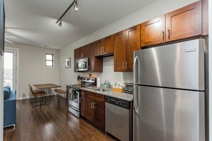 Fridge, microwave, oven, stovetop - CozySuites MusicRow Astonishing Studio free parking 53 (Nashville)